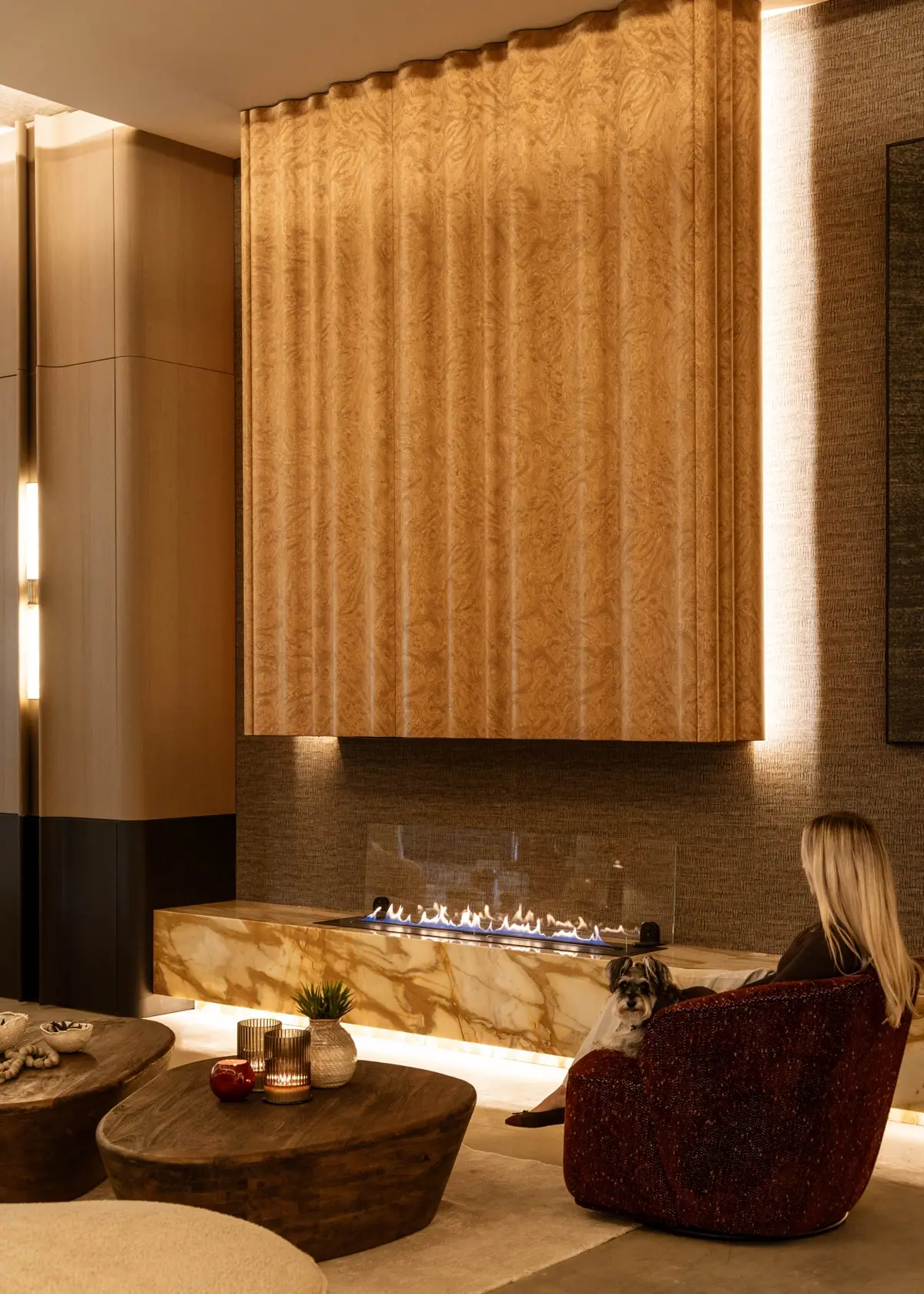 Beykoz showroomunda mermer kaideye oturan şömine ve çevresindeki oturma alanı
