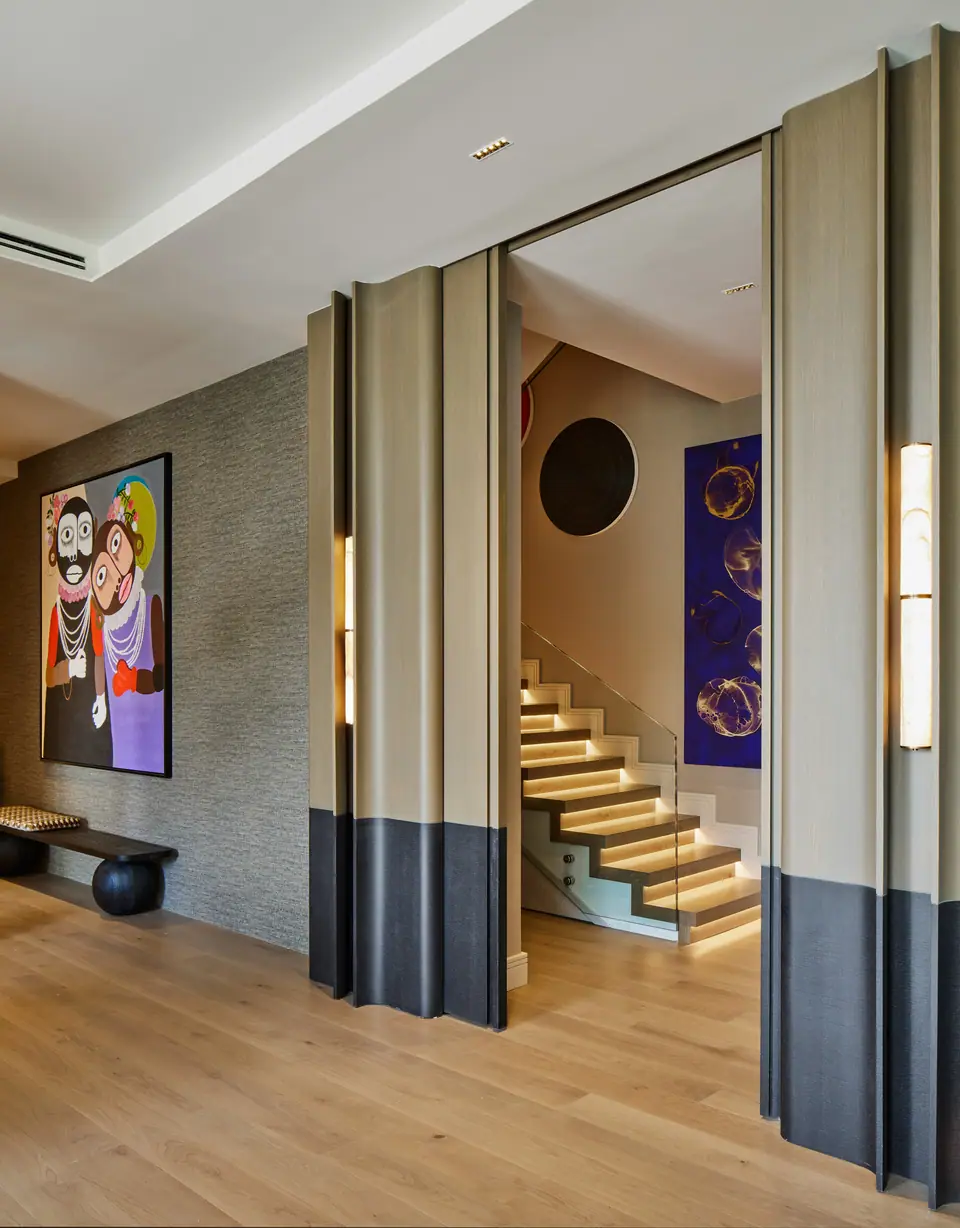 B.A.Ç. casamore Görele — Pop art eserli ve aydınlatmalı merdivenli iki tonlu hol