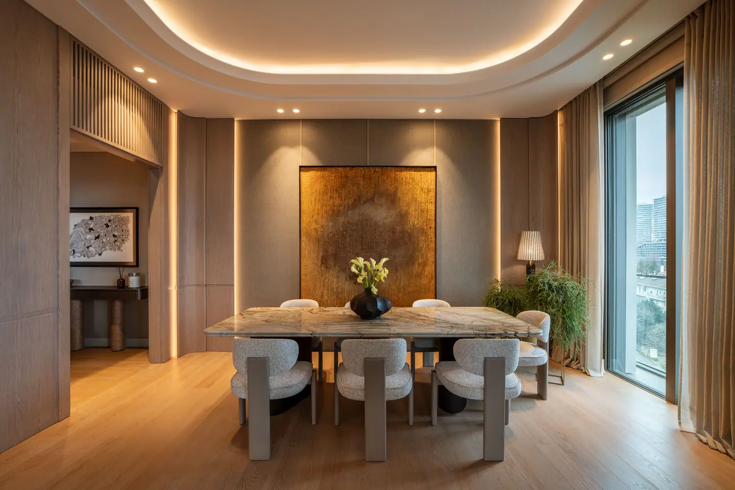 B.C.A. Kempinski Residences — Mermer masalı ve gizli ışıklı tavanlı yemek odası