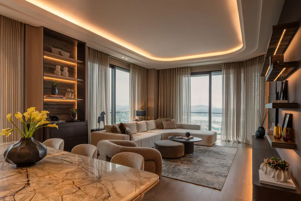 B.C.A. Kempinski Residences — Mermer yemek masasından oturma odasına bakış