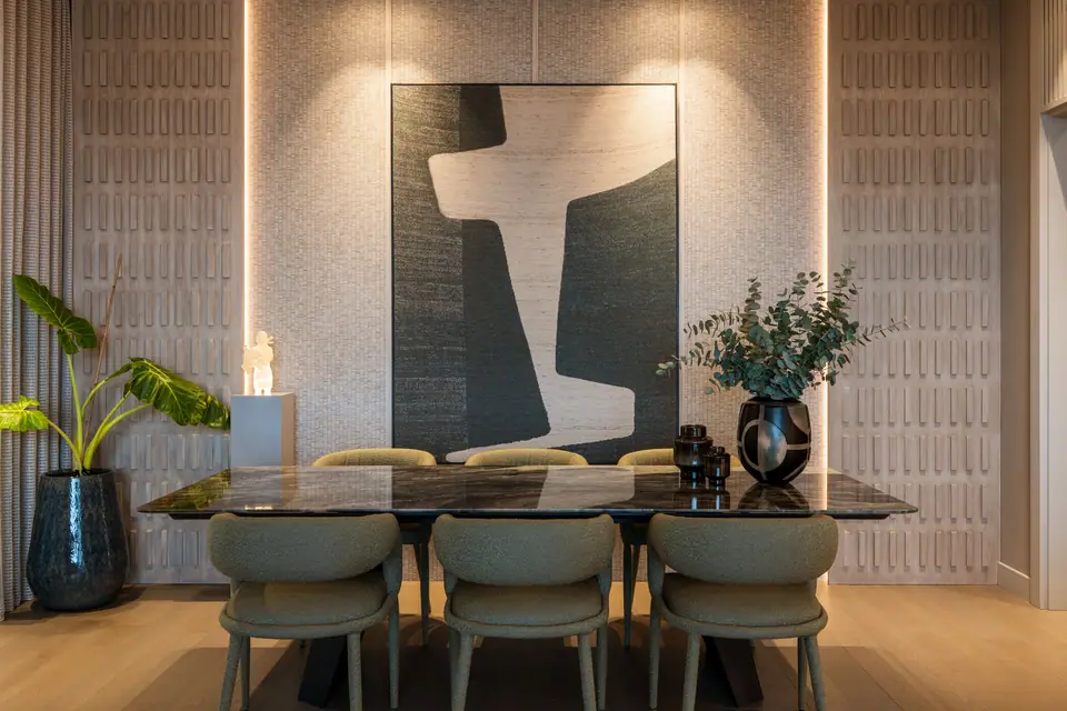 B.C.A. Kempinski Residences — Siyah beyaz soyut tablonun altında yemek masası