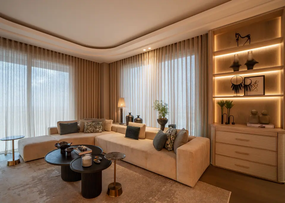 B.C.A. Kempinski Residences — L koltuklu ve tül perdeli oturma odası