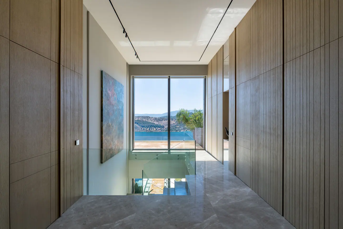 S.A. Mandarin Oriental Bodrum — Deniz manzaralı pencereye uzanan meşe panelli koridor