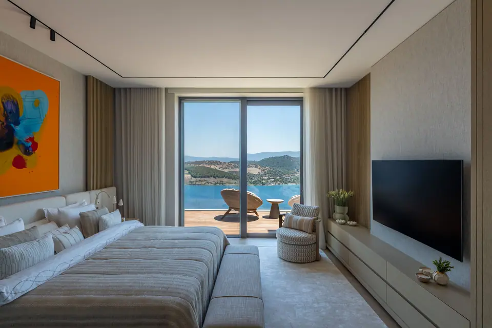 S.A. Mandarin Oriental Bodrum — Denizi çerçeveleyen sürgülü cam kapılı yatak odası