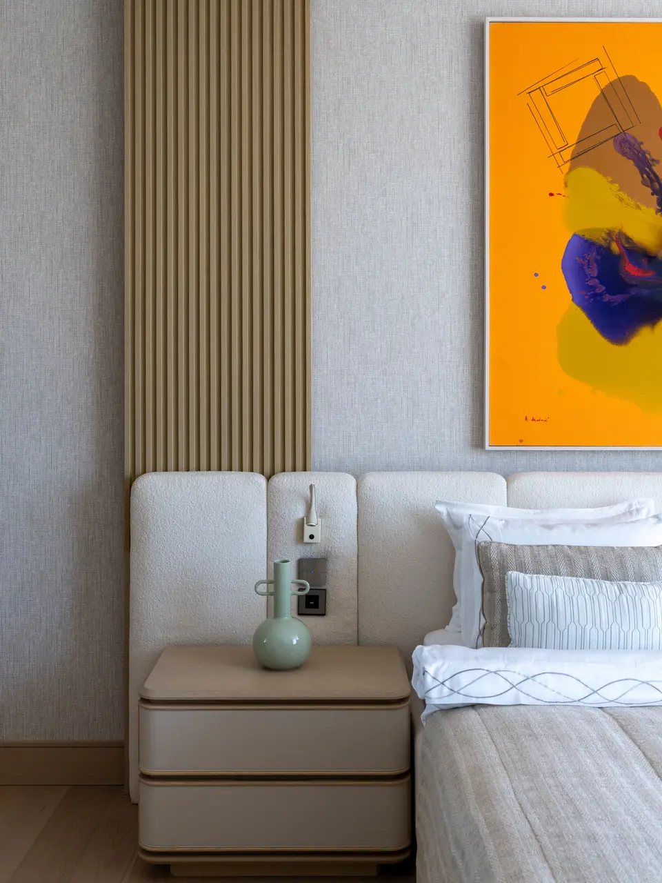 S.A. Mandarin Oriental Bodrum — Turuncu soyut tablonun yanında döşemeli yatak başlığı