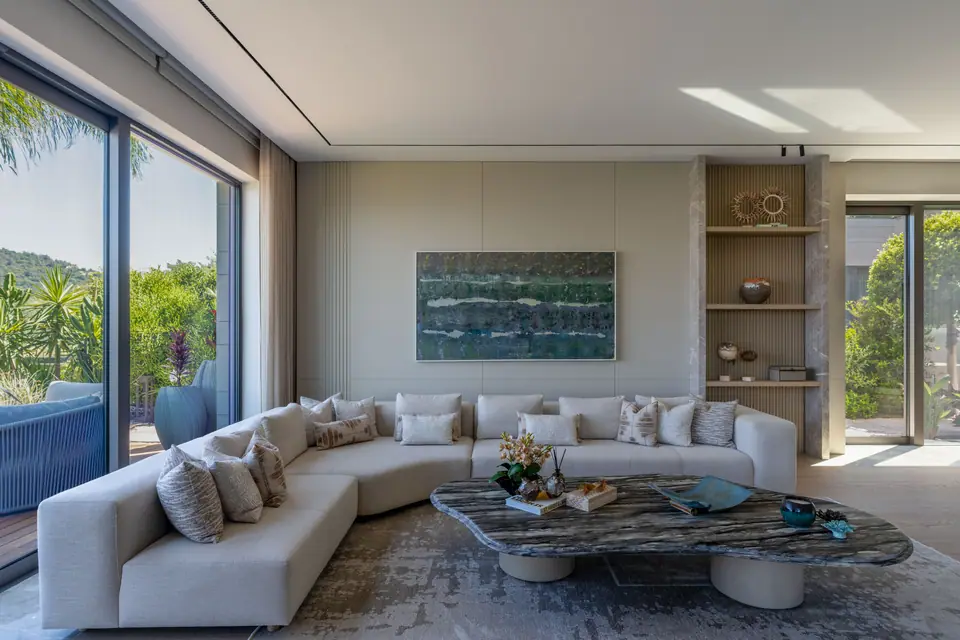 S.A. Mandarin Oriental Bodrum — Krem köşe kanepeli, bahçeye açılan camlı oturma odası