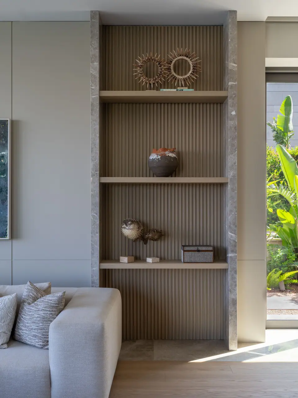 S.A. Mandarin Oriental Bodrum — Taş çerçeveli yivli gömme raf
