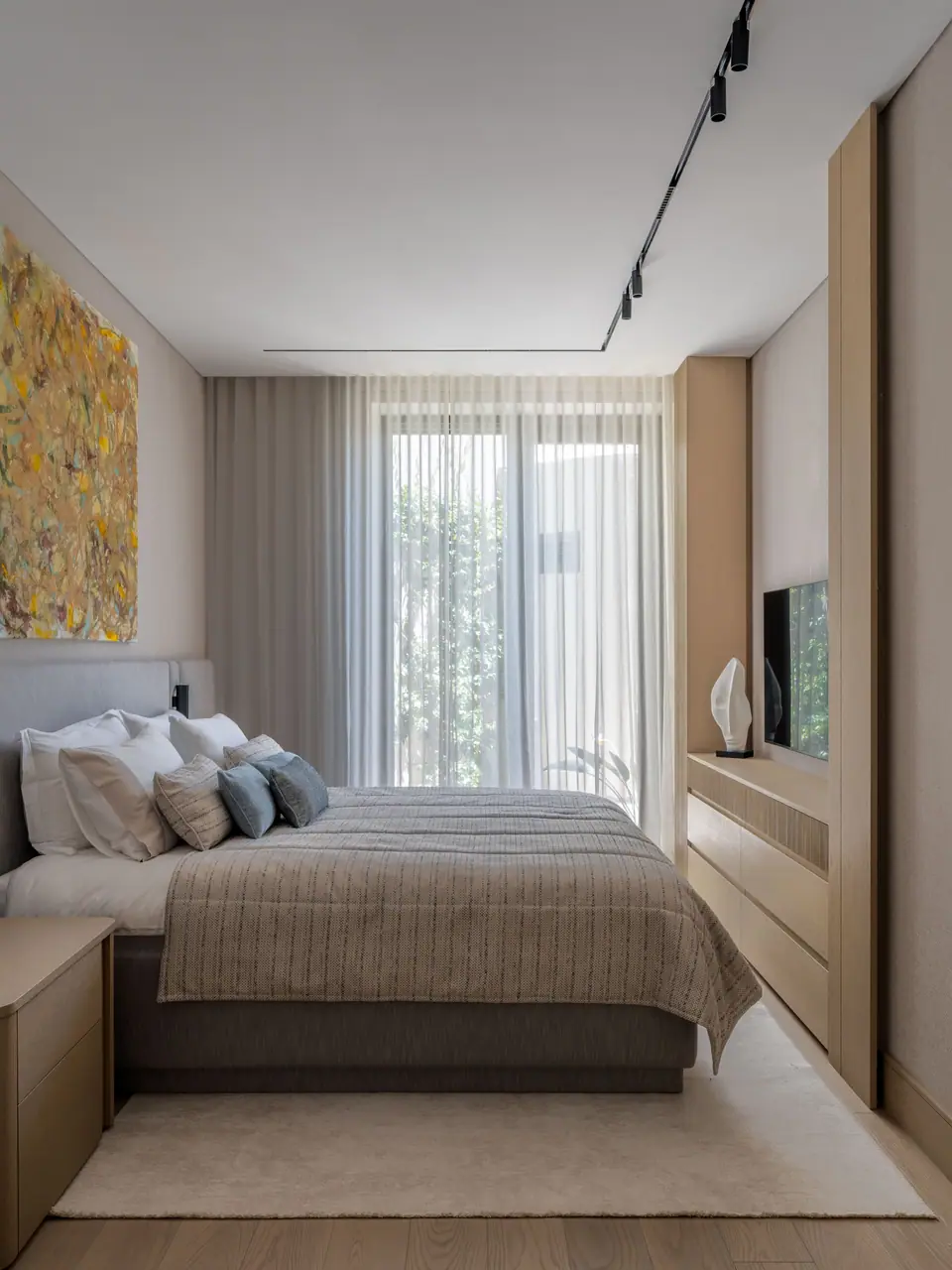 S.A. Mandarin Oriental Bodrum — Sarı soyut tablolu ve tül perdeli yatak odası