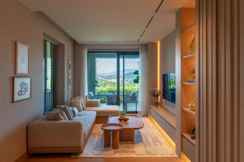 S.A. Mandarin Oriental Bodrum — Sıcak ışıklı raflı, bahçe manzaralı oturma köşesi