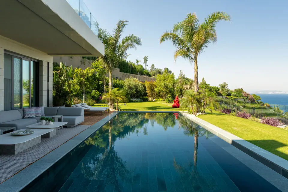 S.A. Mandarin Oriental Bodrum — Çim alan ve palmiyeler arasında denize bakan sonsuzluk havuzu