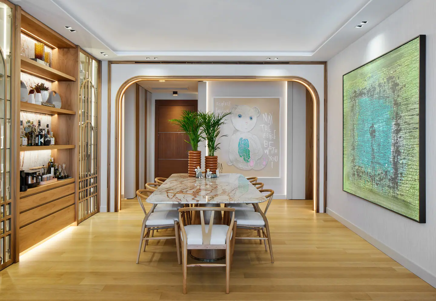 Ö.F. Mandarin Oriental Bodrum — Mermer masalı ve kemerli kapılı yemek odası