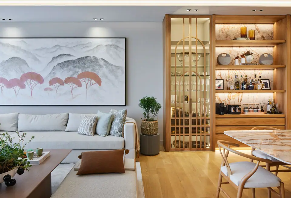 Ö.F. Mandarin Oriental Bodrum — Manzara tablolu ve meşe kafes paravanlı oturma odası