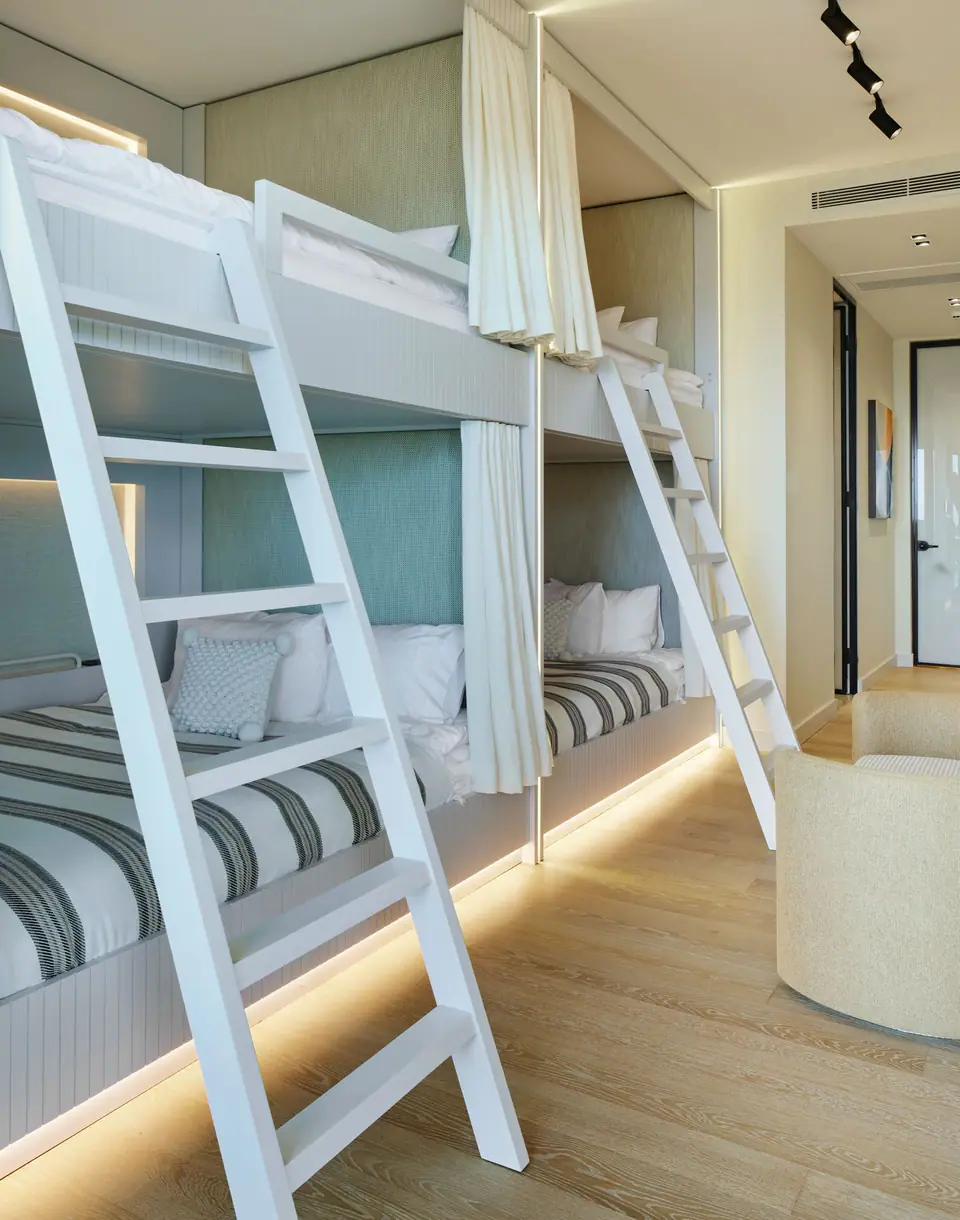 Ö.F. Mandarin Oriental Bodrum — Beyaz merdivenli ve çizgili nevresimli ranza odası