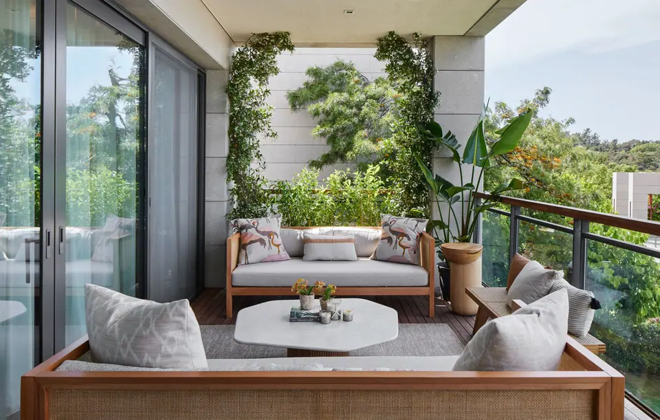 Ö.F. Mandarin Oriental Bodrum — Yeşillikler arasında ahşap kanepeli balkon oturma alanı