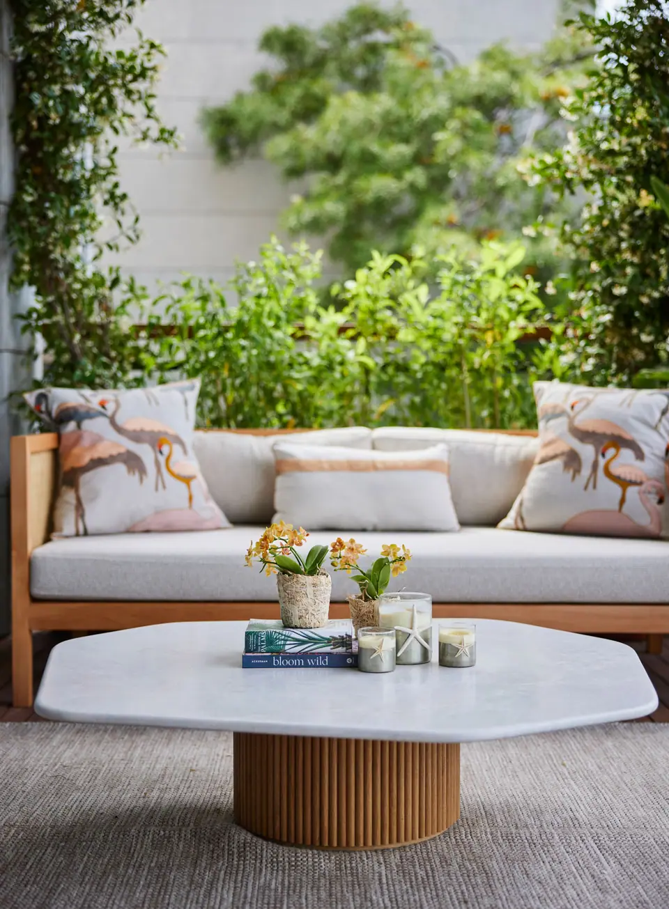 Ö.F. Mandarin Oriental Bodrum — Desenli yastıklı dış mekan kanepesi ve beyaz sehpa