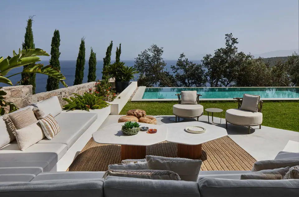 S.V. Olive Garden Bodrum — Havuza, servilere ve denize bakan dış mekan oturma alanı
