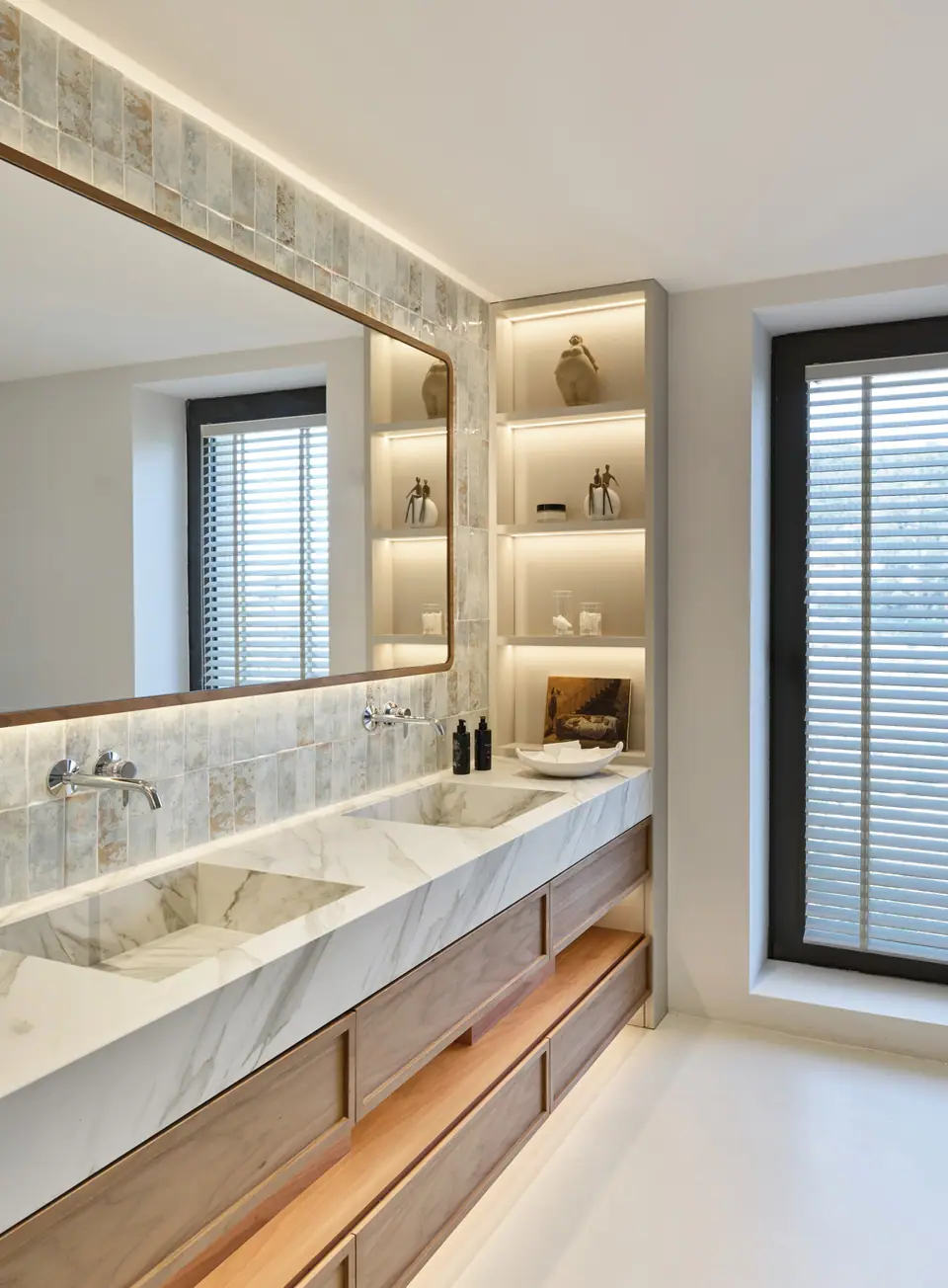 H.B.V. Seba Gölköy Bodrum — Çift mermer lavabolu ve aydınlatmalı nişli banyo