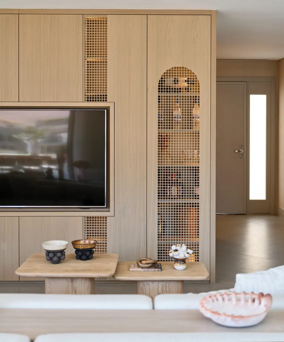 A.F. The One Bodrum — Delikli kemerli nişe sahip meşe TV duvarı