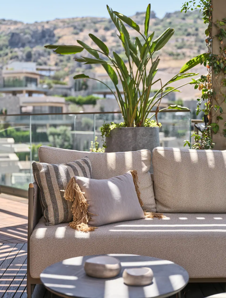 A.F. The One Bodrum — Çizgili yastıklı, tepe manzaralı teras kanepesi