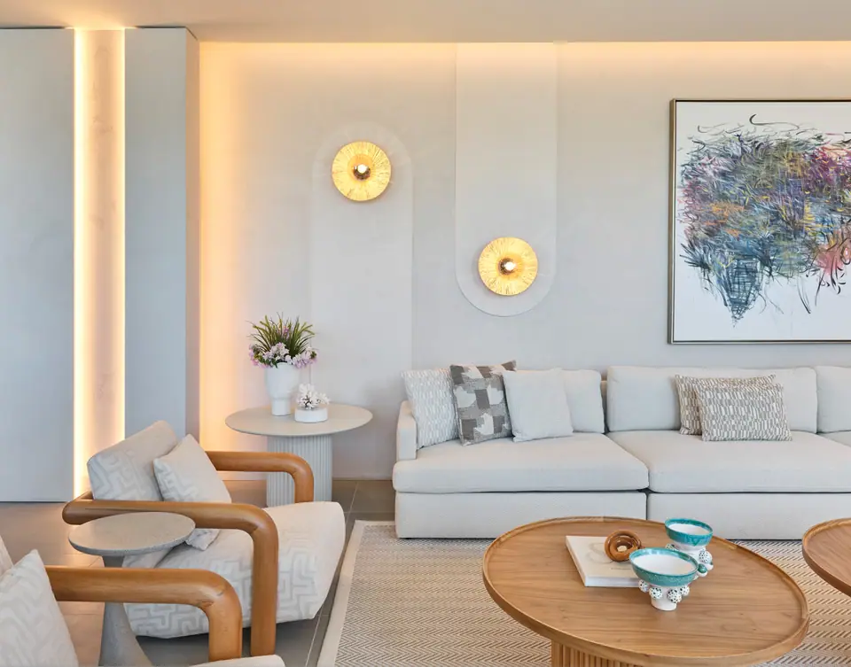 G.Ç. The One Bodrum — Pirinç aplikler ve soyut tablonun altında kanepe