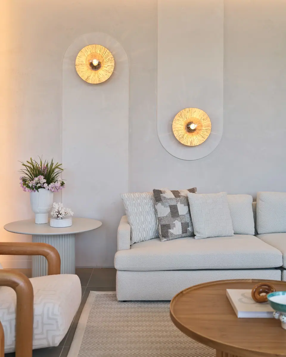 G.Ç. The One Bodrum — Beyaz kanepe ve yan sehpanın üzerinde pirinç aplikler