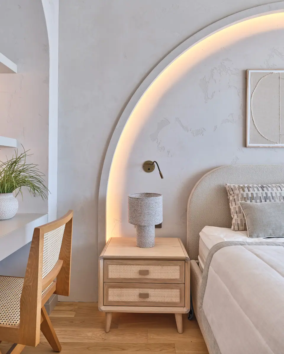 G.Ç. The One Bodrum — Yatak başının üzerinde arkadan aydınlatmalı kemer bulunan yatak odası