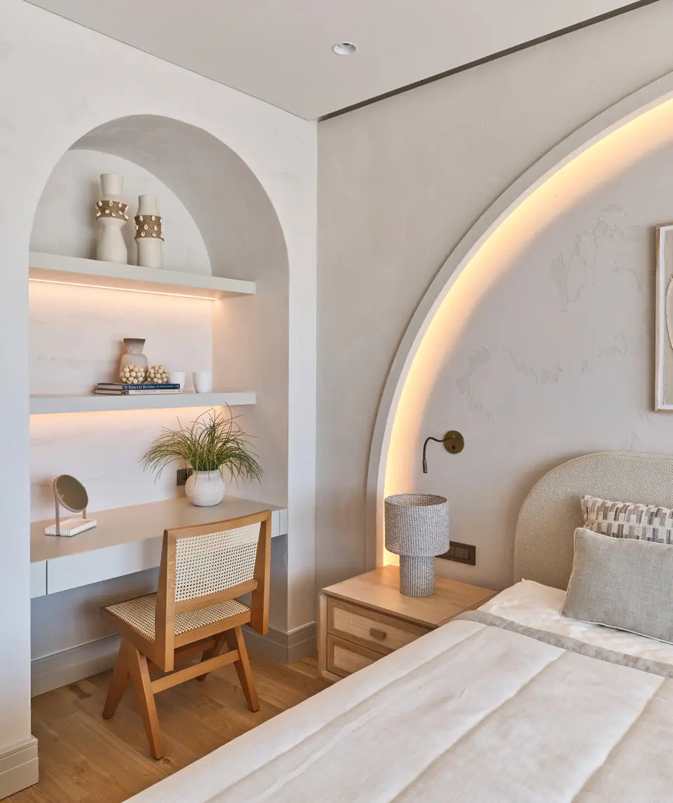 G.Ç. The One Bodrum — Yatak yanında kemerli raf nişinde çalışma masası