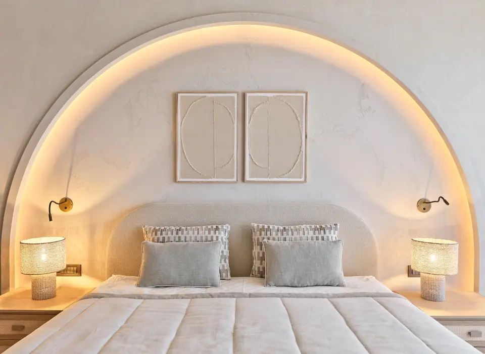 G.Ç. The One Bodrum — Aydınlatmalı kemer ve iki rölyef eserle çevrili yatak