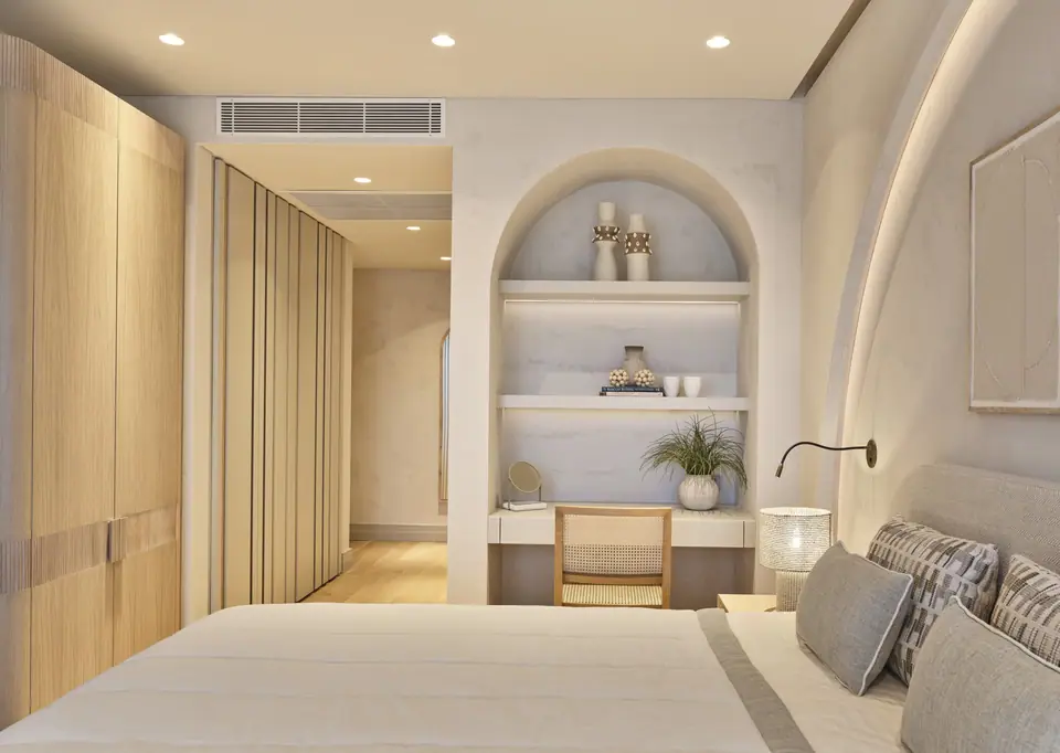 G.Ç. The One Bodrum — Meşe gardıroplu ve kemerli çalışma nişli yatak odası