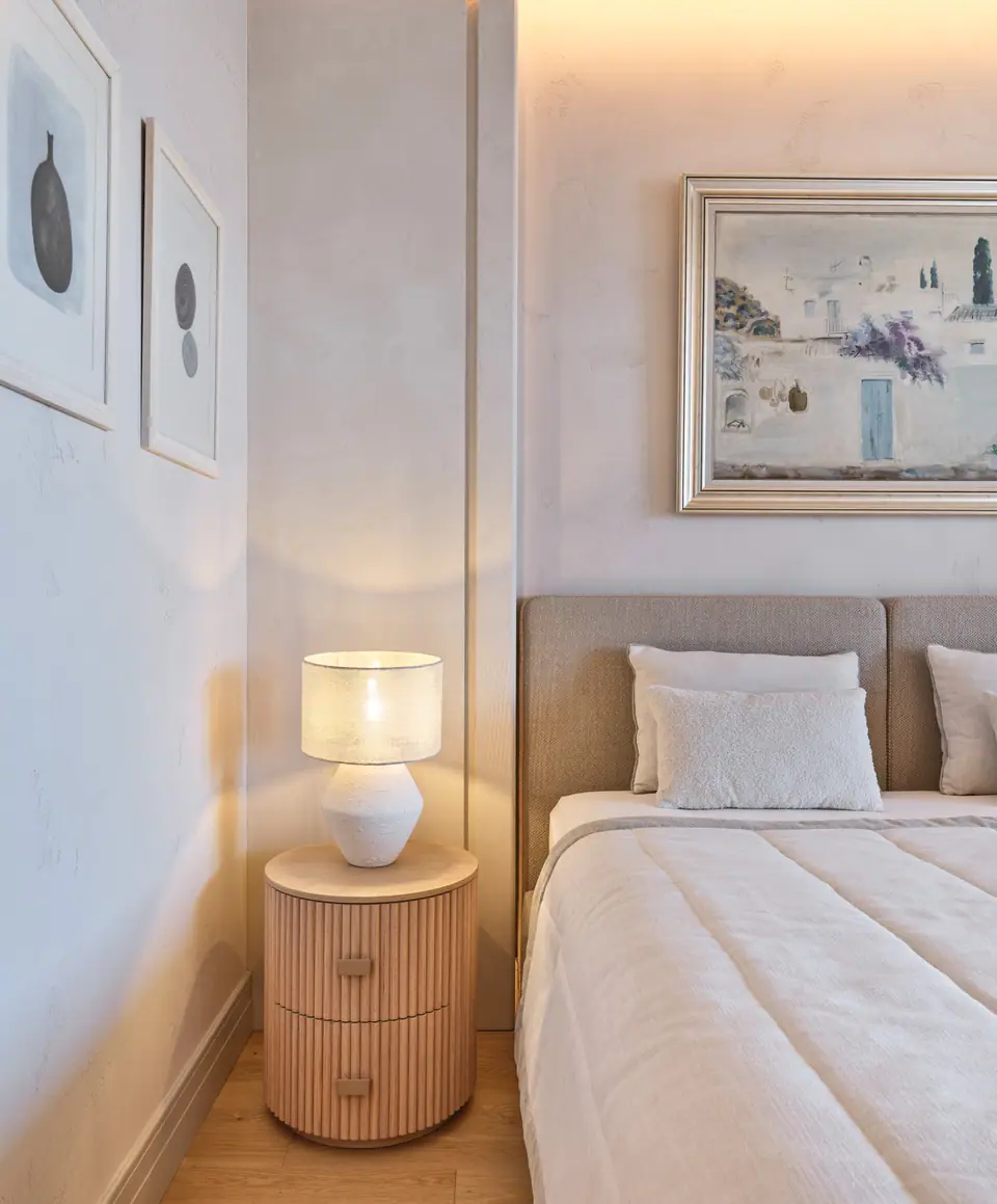 G.Ç. The One Bodrum — Yivli meşe komodin ve seramik lambalı yatak yanı