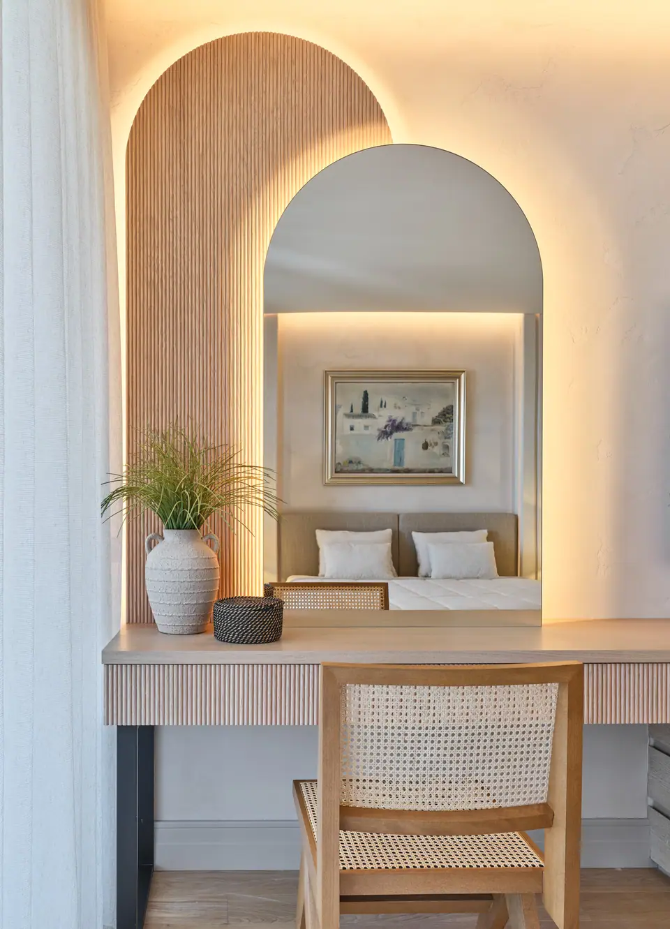 G.Ç. The One Bodrum — Kemerli aynalı ve hasır sandalyeli makyaj masası