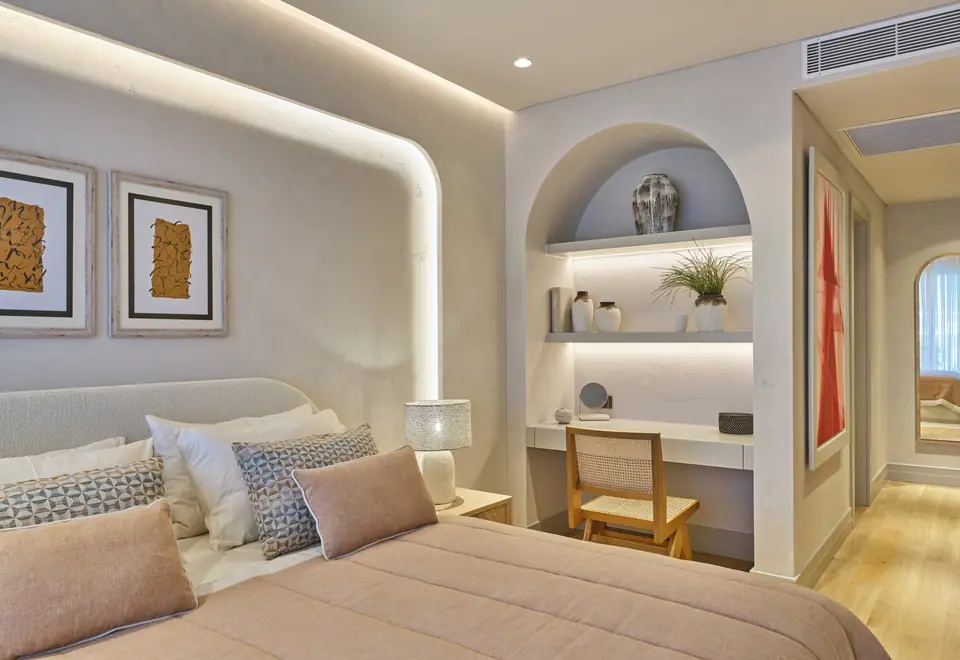 G.Ç. The One Bodrum — Pudra pembe nevresimli ve kemerli nişli yatak odası
