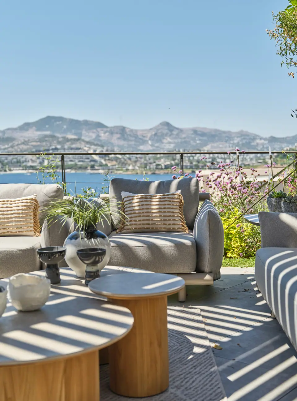 G.Ç. The One Bodrum — Koya ve tepelere bakan teras koltukları