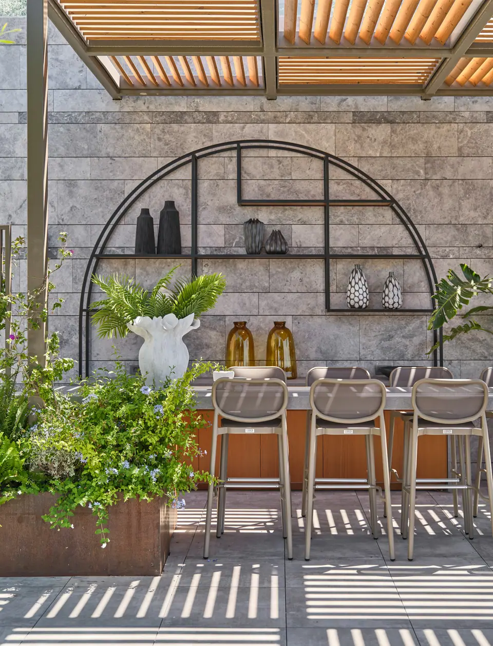G.Ç. The One Bodrum — Kemerli metal raflı, pergola altında dış mekan barı