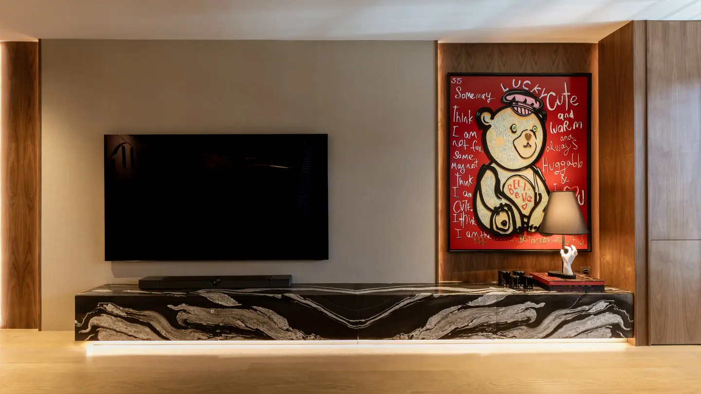 S.V. Ulus Savoy — Mermer konsollu ve pop art ayıcık tablolu TV duvarı