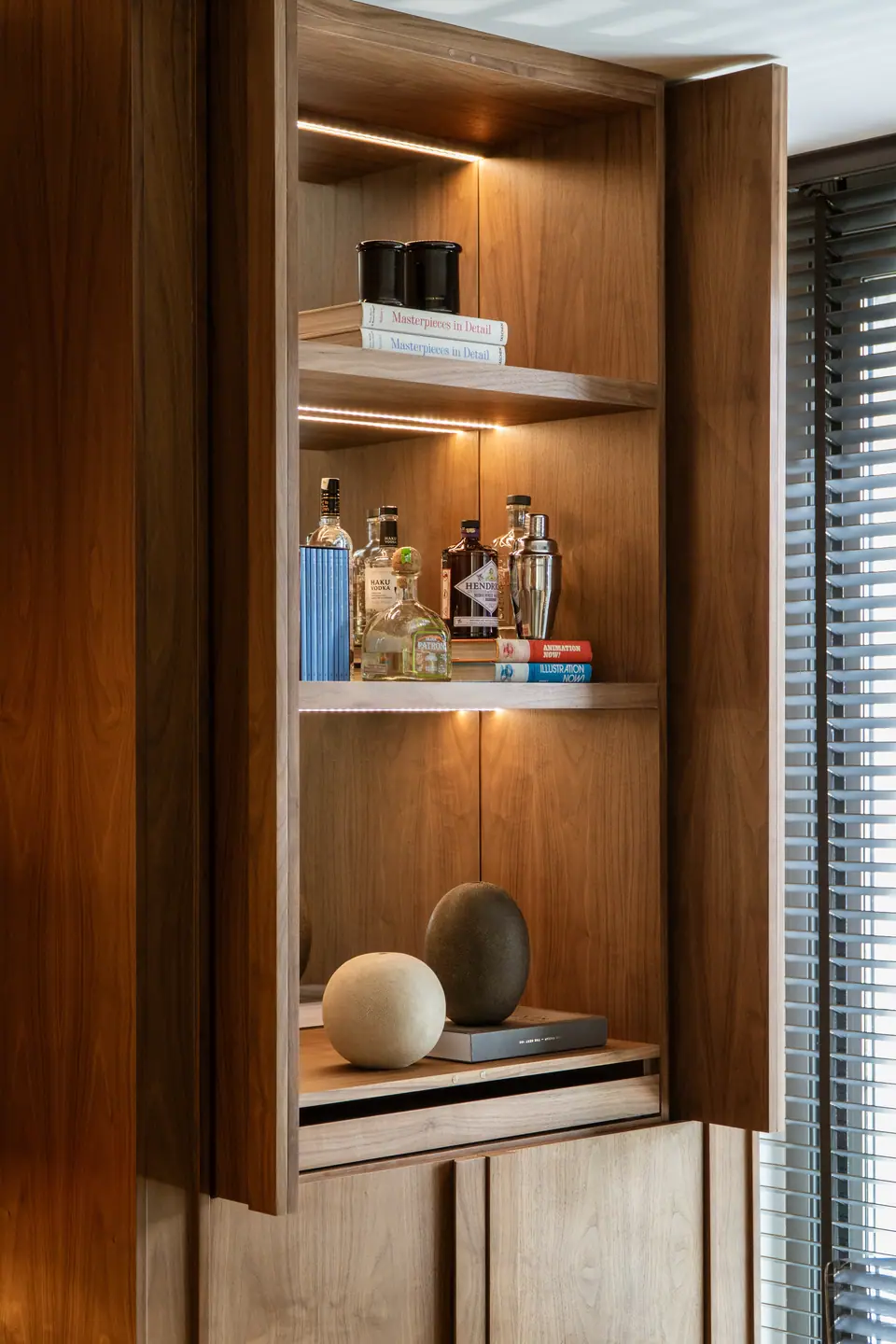 S.V. Ulus Savoy — Şişeli ve objeli açık ceviz bar dolabı