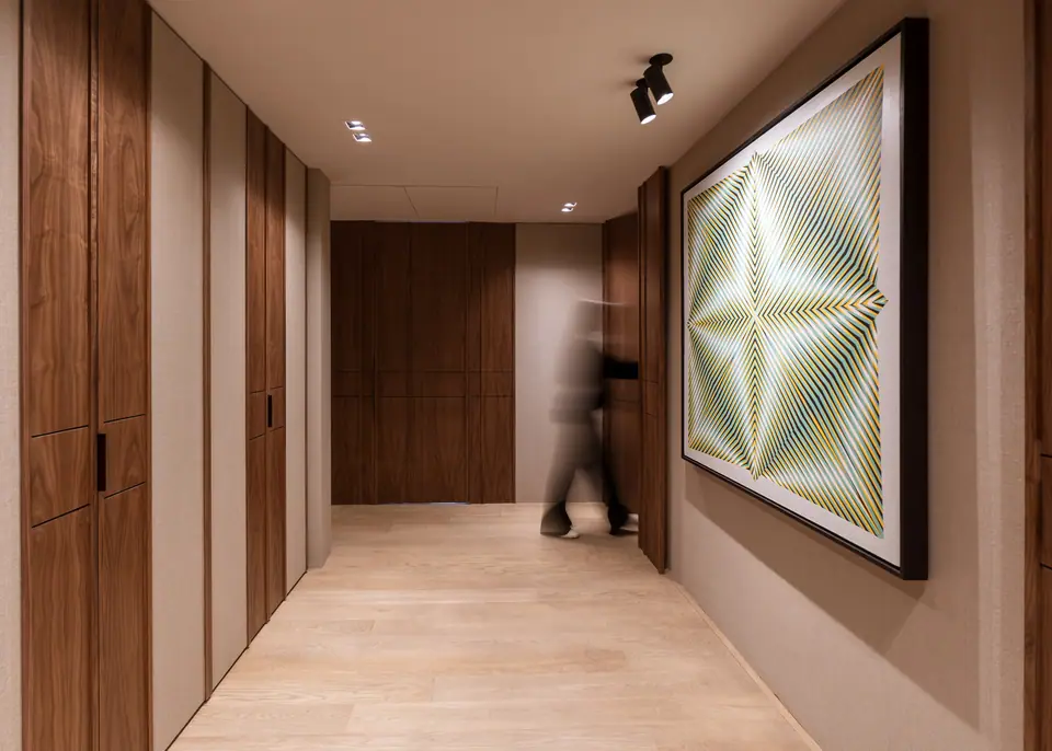 S.V. Ulus Savoy — Ceviz gardıroplu ve op-art tuvalli koridor
