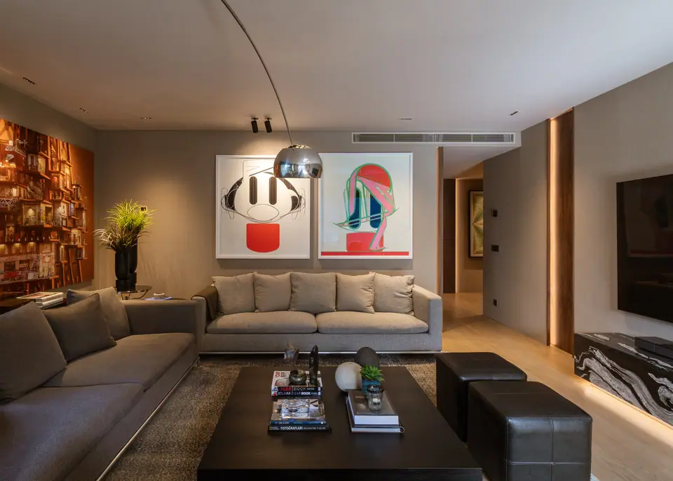 S.V. Ulus Savoy — Gri kanepeli ve iki pop art baskılı oturma odası
