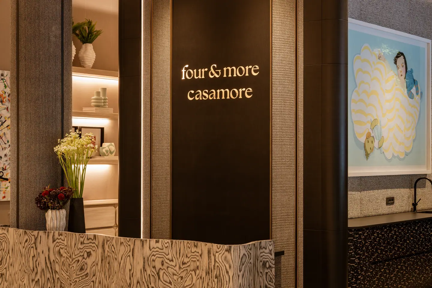 Beykoz, İstanbul showroomu — Işıklı logo duvarının önünde karşılama bankosu